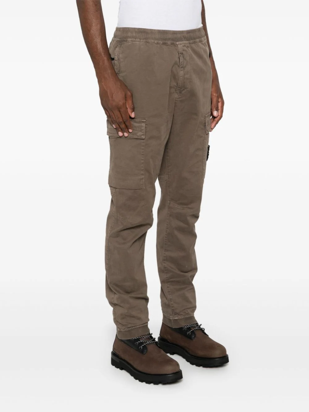 8115313L1 PANTALÓN CARGO JOGGING "STONE ISLAND" F7M - nuez