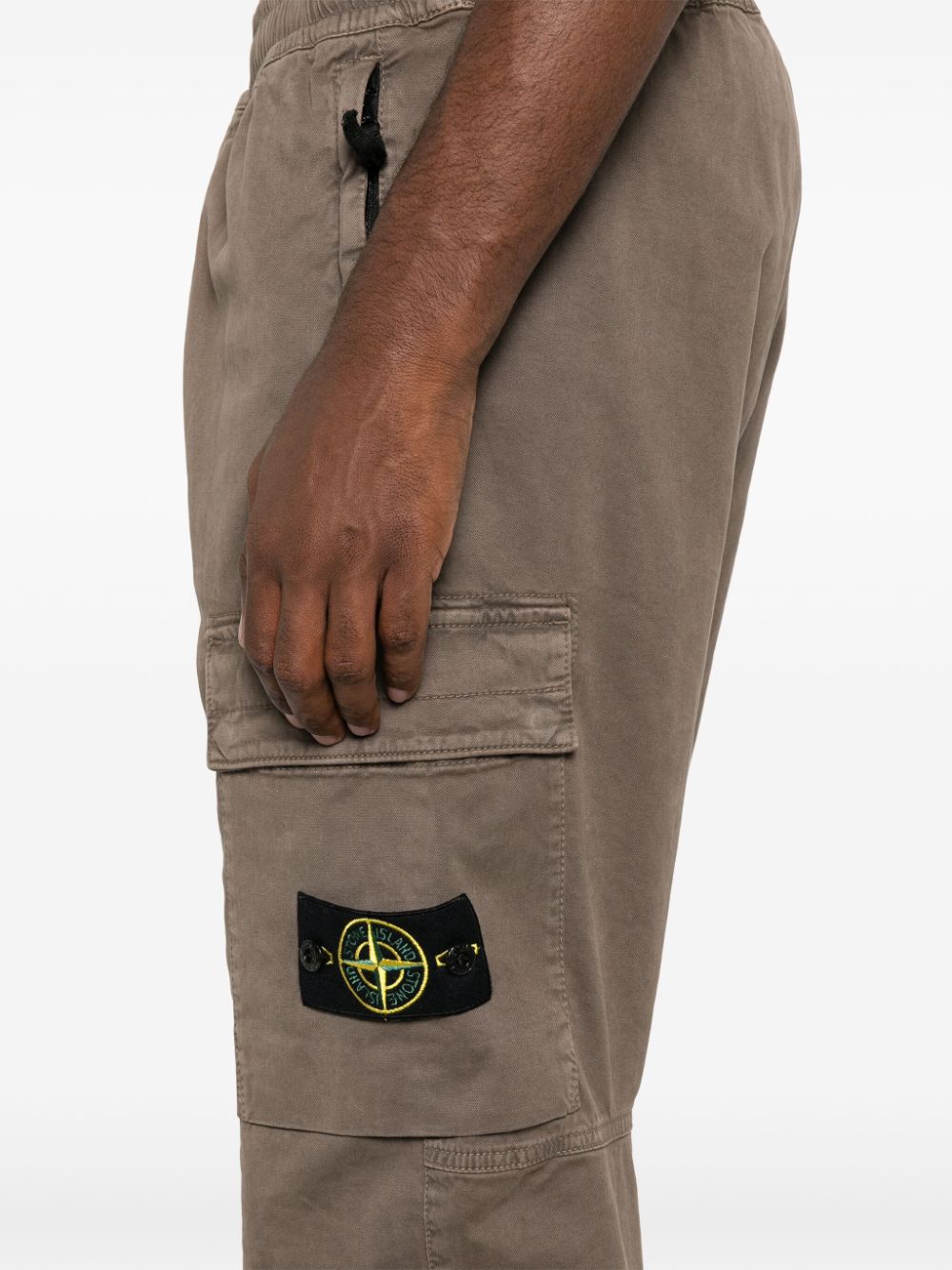 8115313L1 PANTALÓN CARGO JOGGING "STONE ISLAND" F7M - nuez