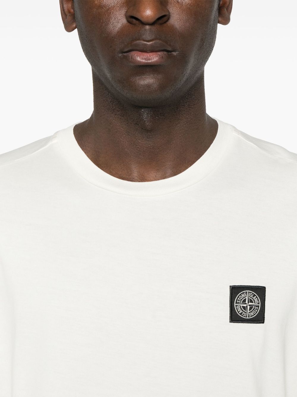 K1S152100039S0013 CAMISETA PARCHE LOGO "STONE ISLAND" S8M - blanco roto