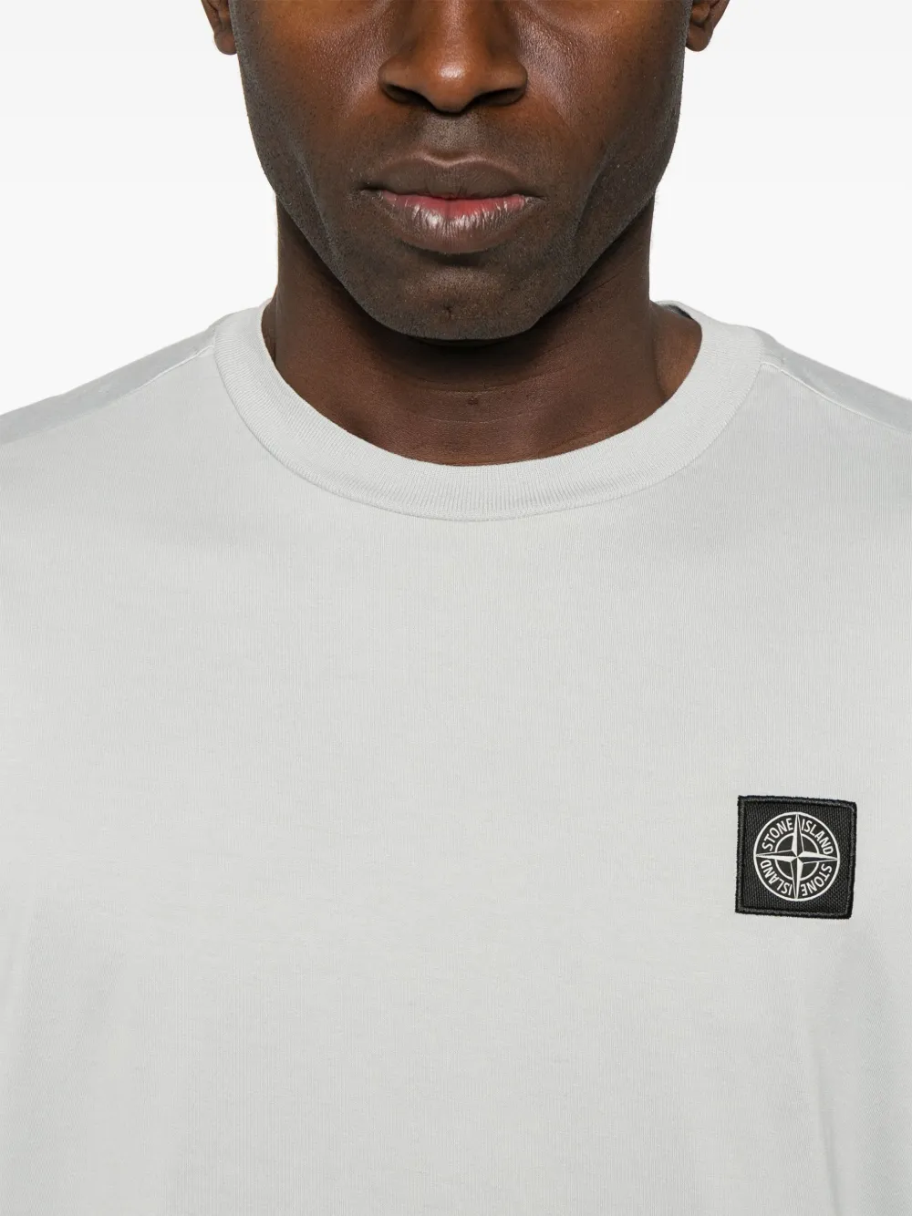 K1S152100039S0013 CAMISETA PARCHE LOGO "STONE ISLAND" S8M - gris perla