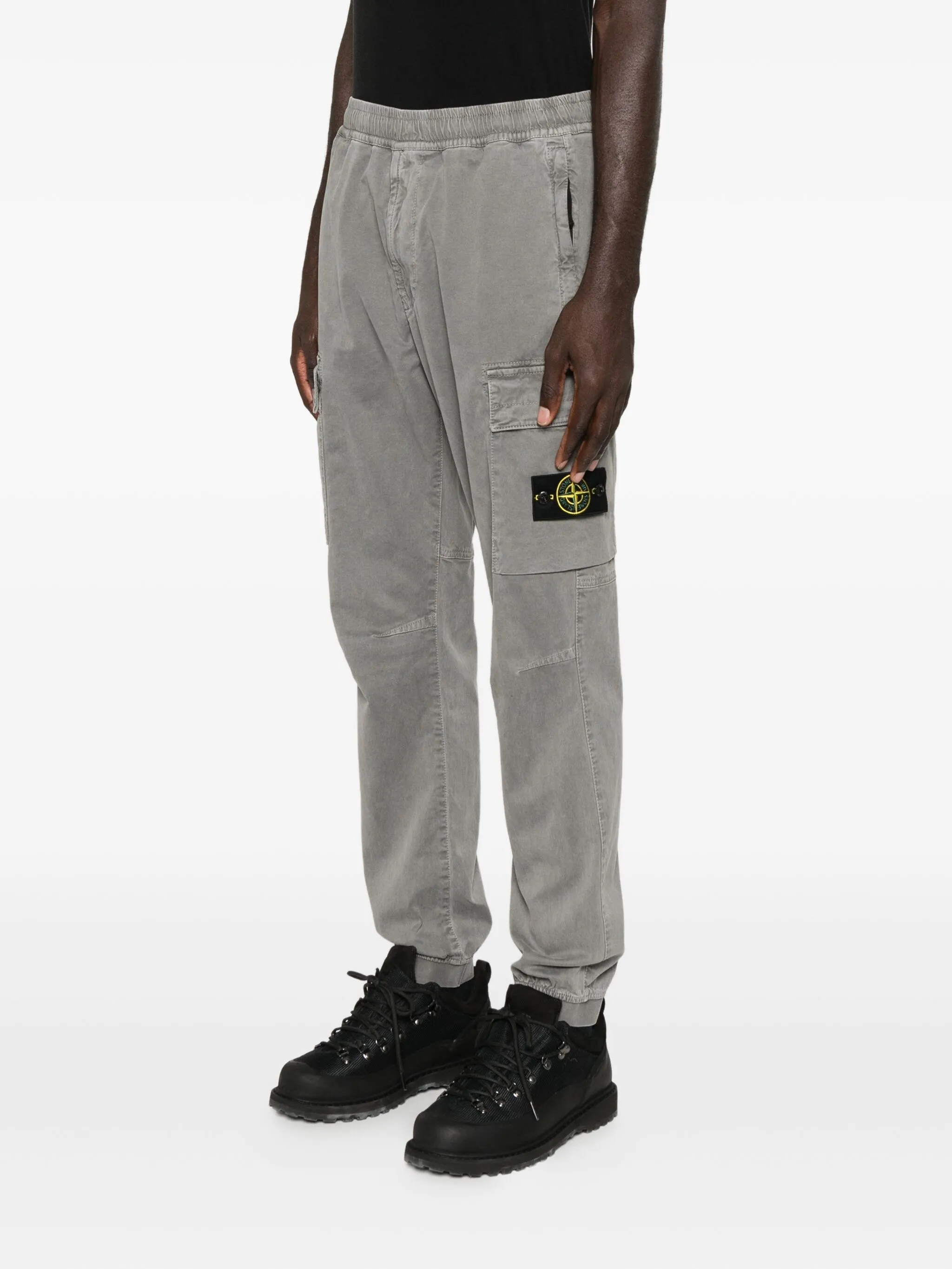 3100033S0014 PANTALÓN CARGO JOGGING GABARDINA STRECHT "STONE ISLAND" F9M  - cemento