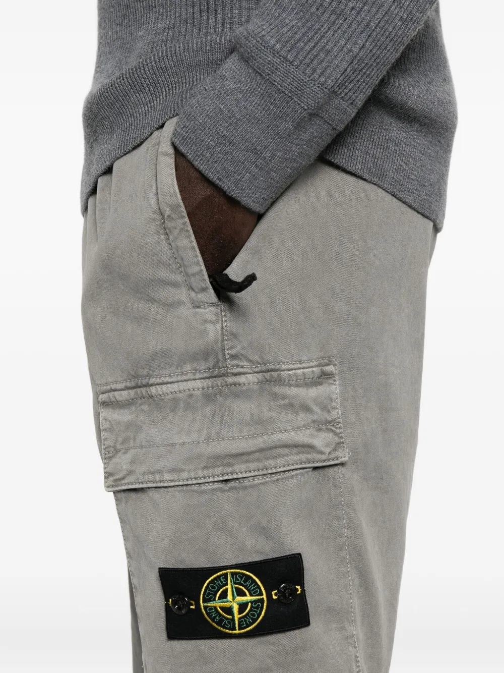 3100033S0014 PANTALÓN CARGO JOGGING GABARDINA STRECHT "STONE ISLAND" F9M  - cemento
