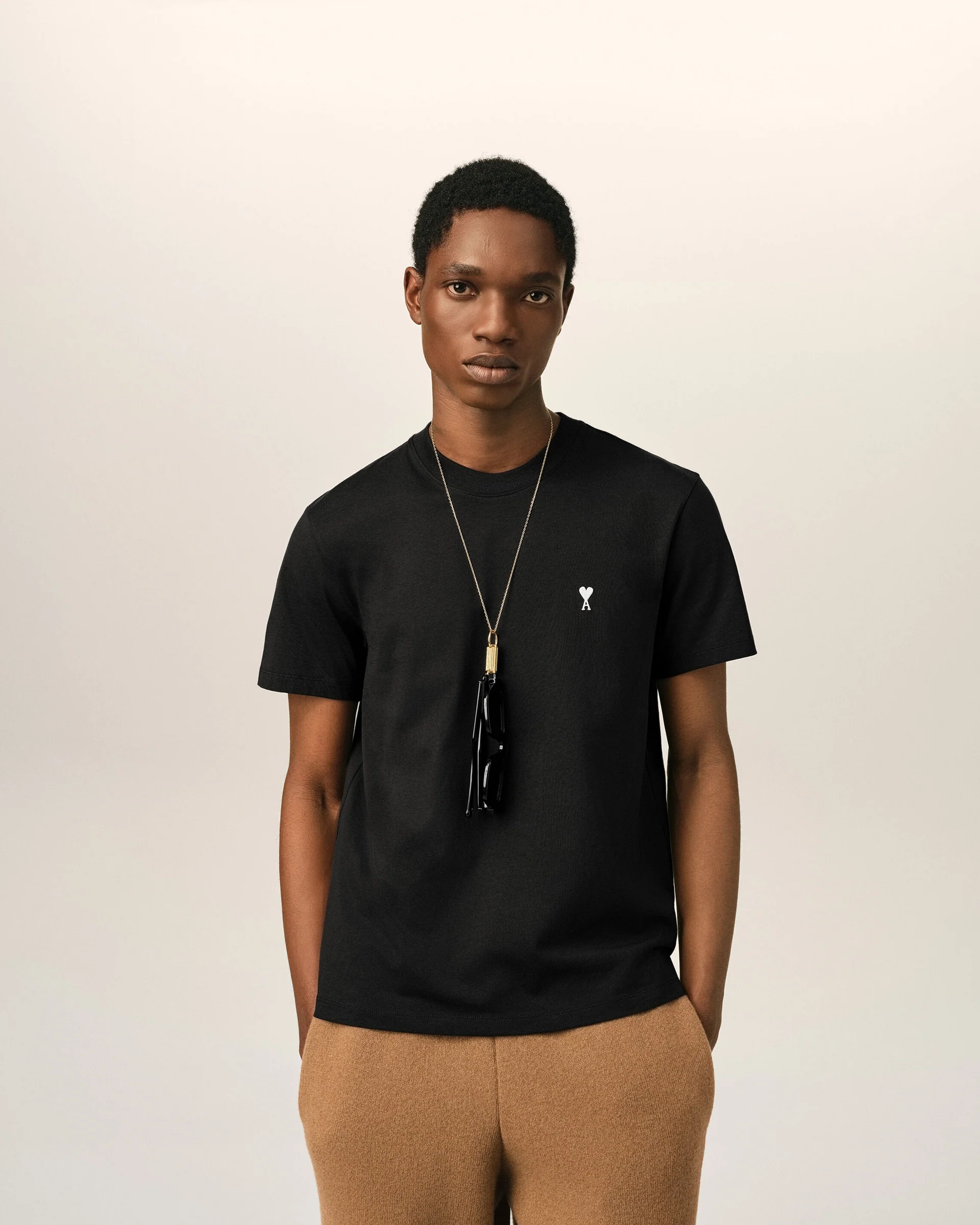 HTS346.724 TSHIRT WITH CONTRASTED AMI DE COEUR AMI PARIS FW26 - NOIR/BLANC CREME