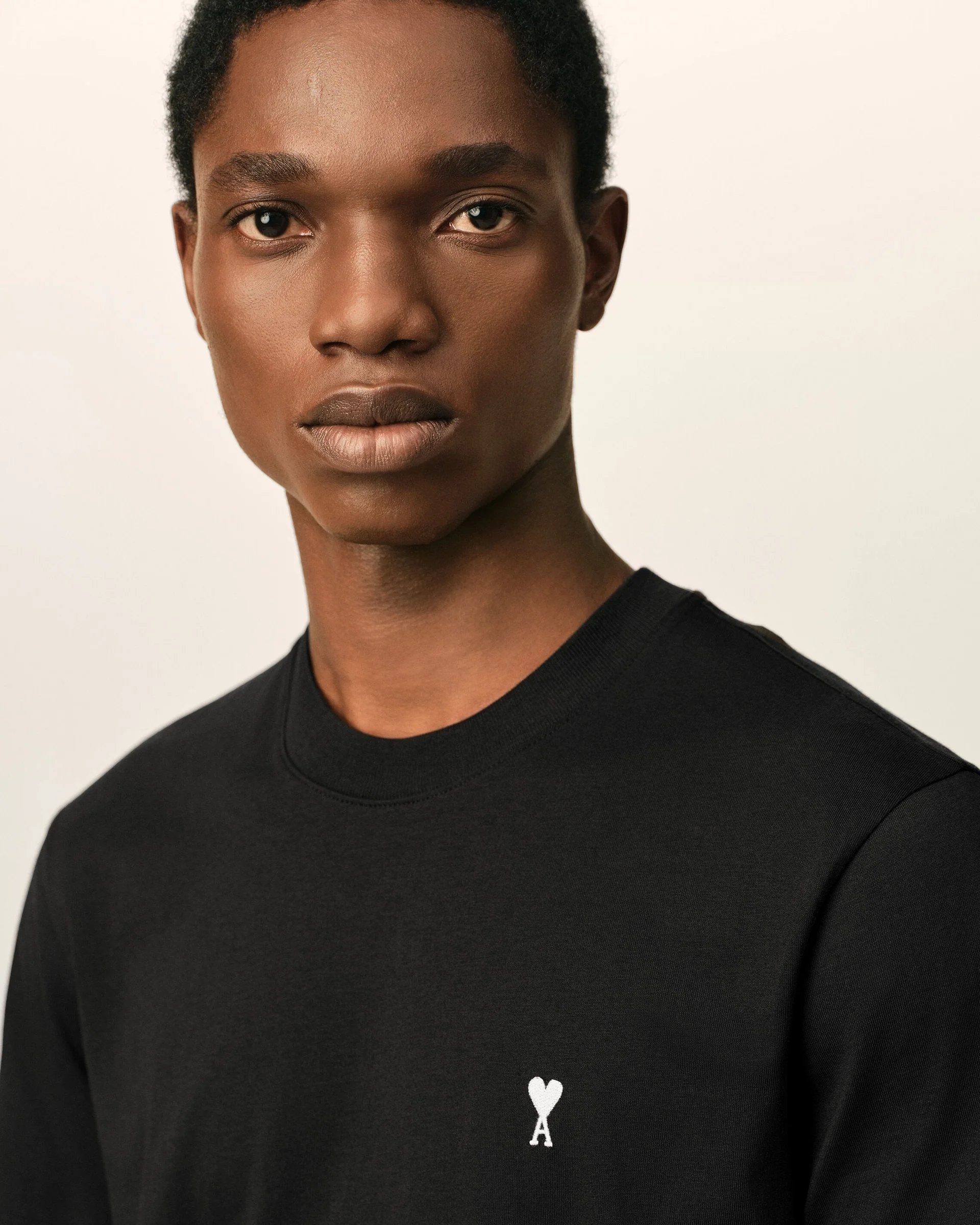 HTS346.724 TSHIRT WITH CONTRASTED AMI DE COEUR AMI PARIS FW26 - NOIR/BLANC CREME
