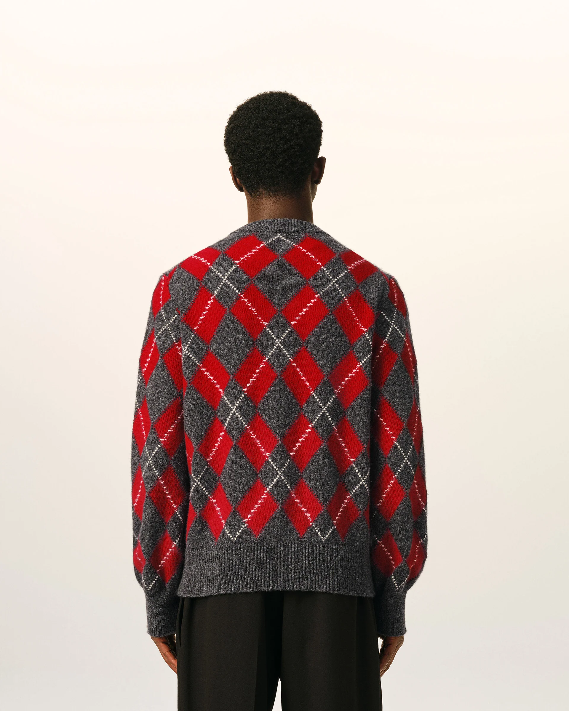 HKC400.KN0202 CREWNECK CARDIGAN WITH AMI BOUCLETTE OVAL PATCH AMI PARIS FW26 - GRIS CARBONE/RUBIS ROUGE