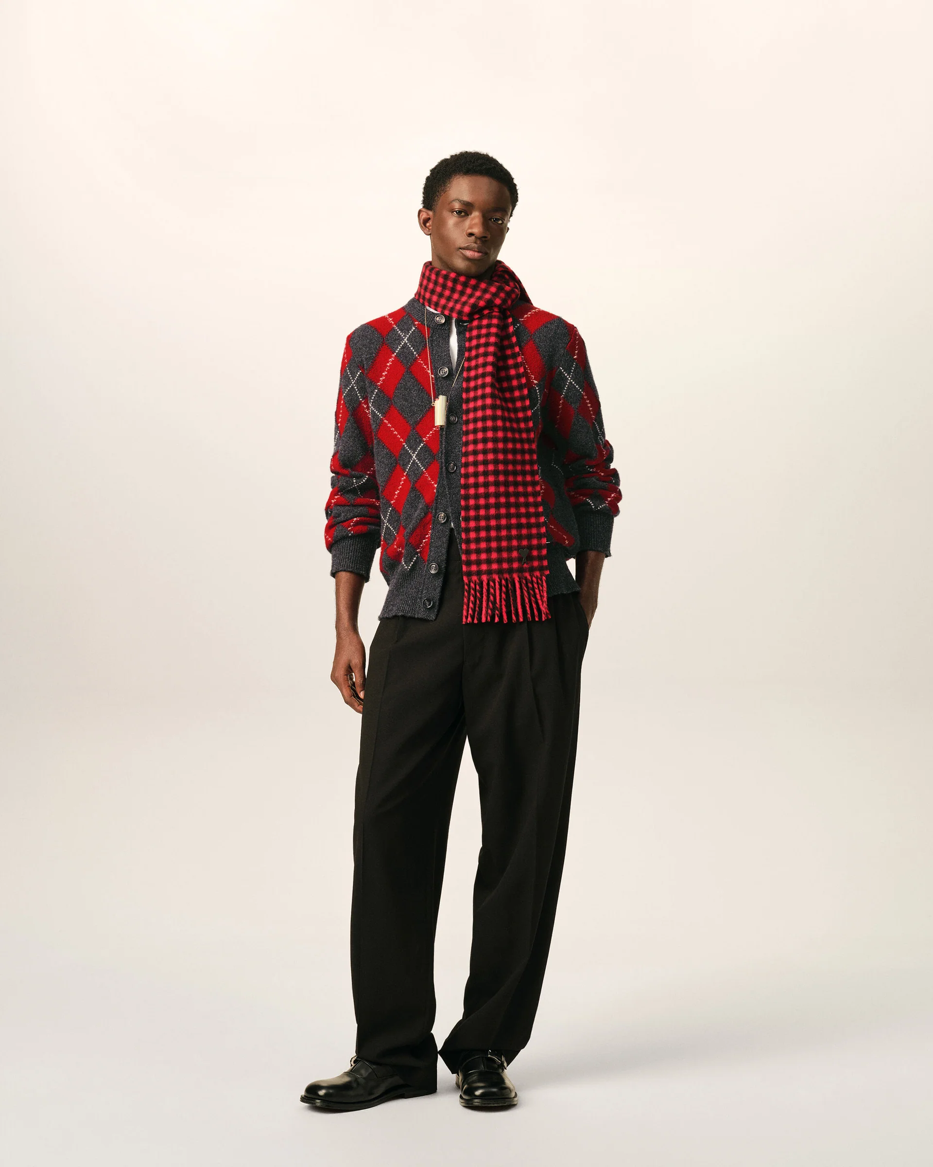 HKC400.KN0202 CREWNECK CARDIGAN WITH AMI BOUCLETTE OVAL PATCH AMI PARIS FW26 - GRIS CARBONE/RUBIS ROUGE