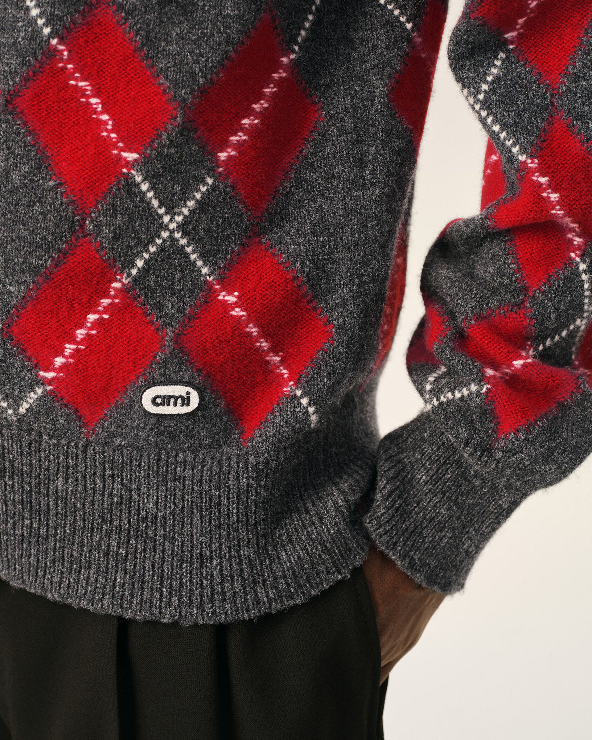 HKC400.KN0202 CREWNECK CARDIGAN WITH AMI BOUCLETTE OVAL PATCH AMI PARIS FW26 - GRIS CARBONE/RUBIS ROUGE