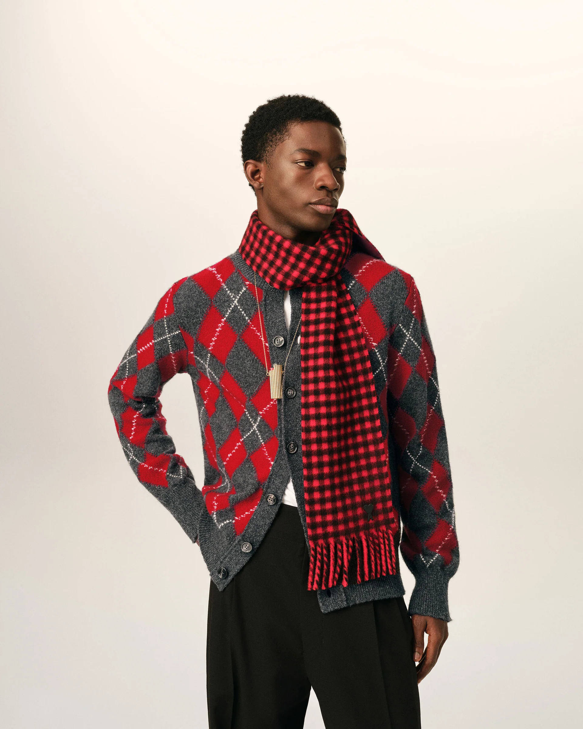 HKC400.KN0202 CREWNECK CARDIGAN WITH AMI BOUCLETTE OVAL PATCH AMI PARIS FW26 - GRIS CARBONE/RUBIS ROUGE