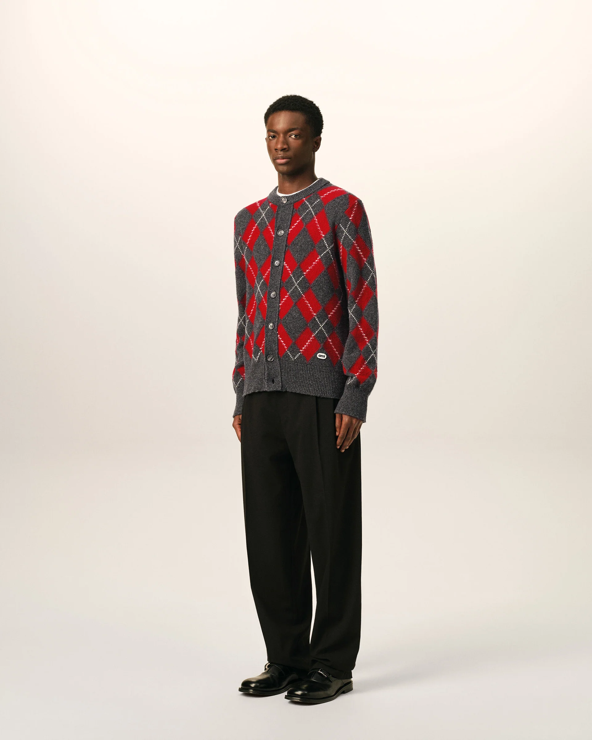 HKC400.KN0202 CREWNECK CARDIGAN WITH AMI BOUCLETTE OVAL PATCH AMI PARIS FW26 - GRIS CARBONE/RUBIS ROUGE
