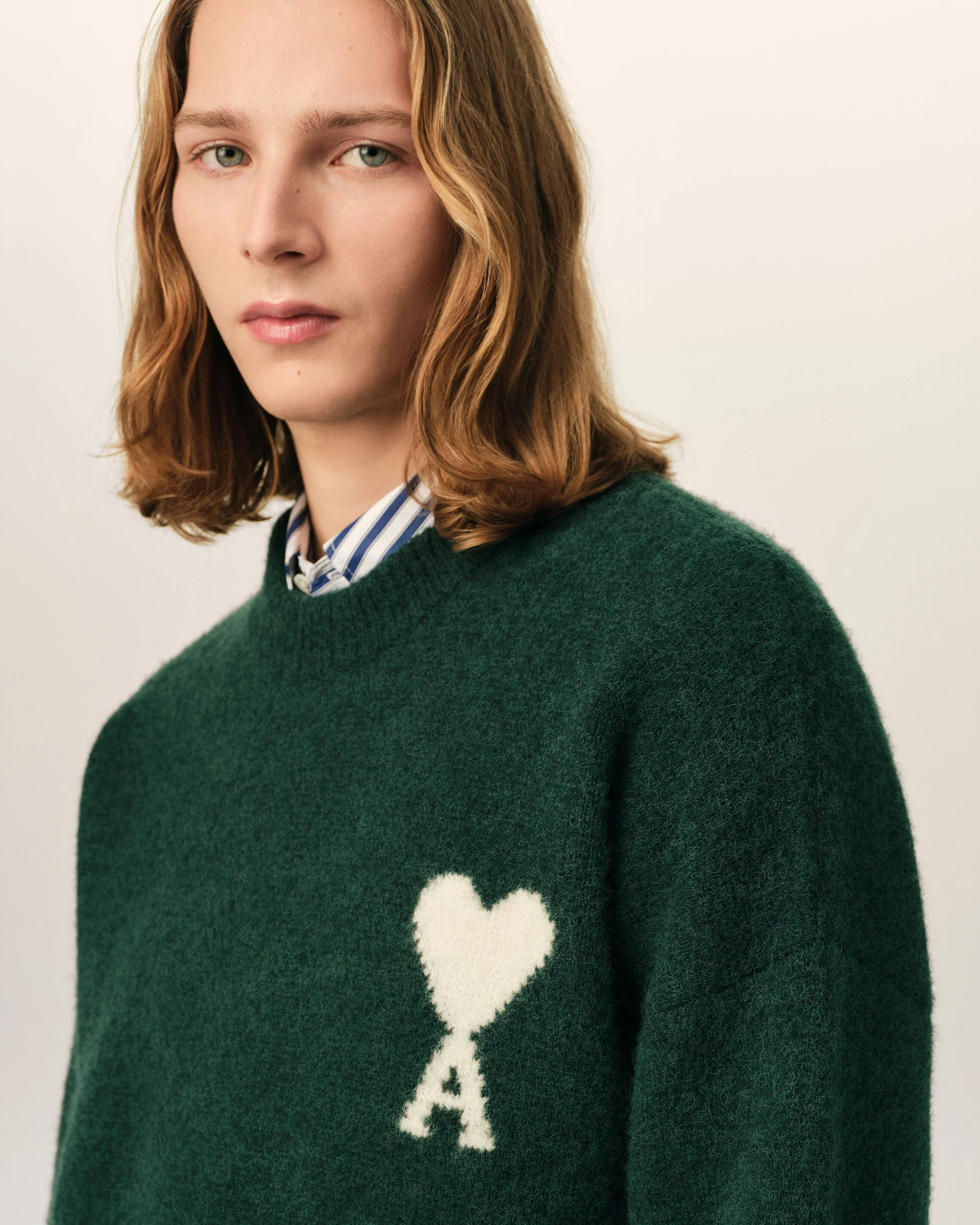 UKS836.KN0135 CREWNECK SWEATER WITH AMI DE COEUR AMI PARIS FW26 - VERT BOUTEILLE/ECRU