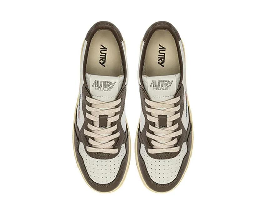 A1UNAULMWB68 MEDALIST LOW MAN LEAT/LEAT WHT/CHOCO AUTRY FW26 - WHT/CHOCO
