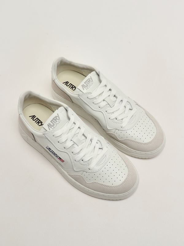 A1UNAULMLS30 MEDALIST LOW MAN LEAT/SUEDE TOTALWHT AUTRY FW26