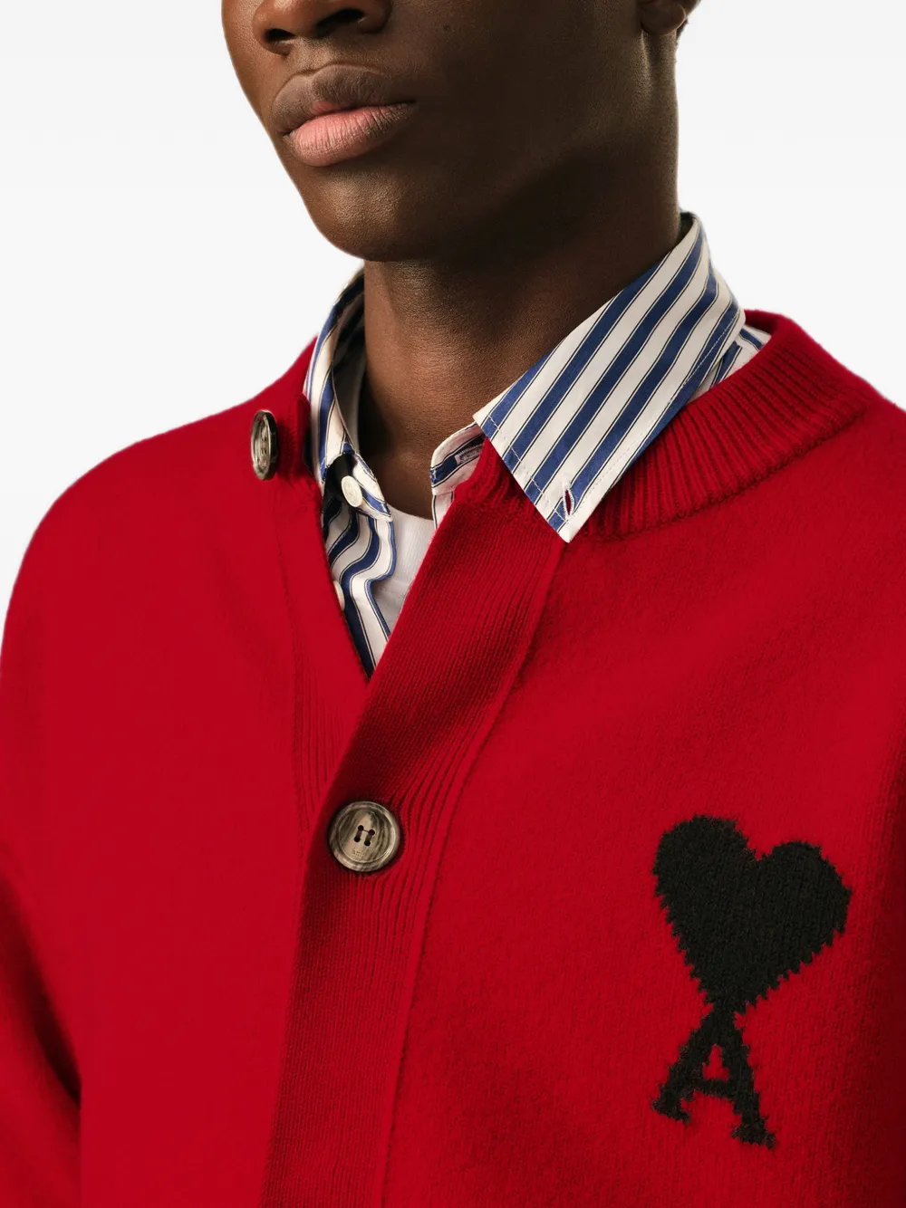 UKC367.018 V NECK CARDIGAN WITH CONTRASTED AMI DE COEUR AMI PARIS FW26 - ROUGE RUBIS/ NOIR