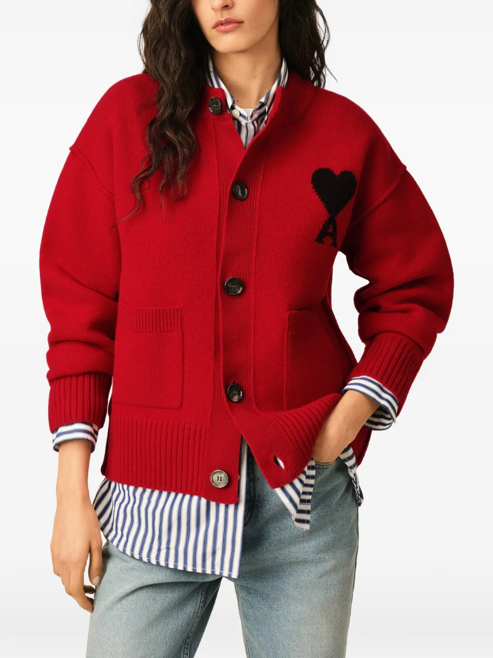 UKC367.018 V NECK CARDIGAN WITH CONTRASTED AMI DE COEUR AMI PARIS FW26 - ROUGE RUBIS/ NOIR