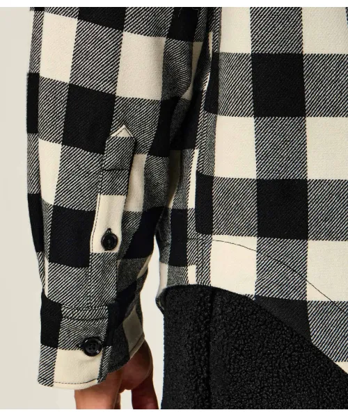 USH875.WV0220 WIDE CAMP COLLAR OVERSHIRT WITH LONG SLEEVES AND PATCH POCKETS AMI PARIS FW26 - IVOIRE/NOIR