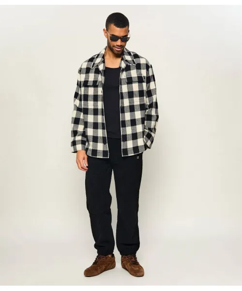 USH875.WV0220 WIDE CAMP COLLAR OVERSHIRT WITH LONG SLEEVES AND PATCH POCKETS AMI PARIS FW26 - IVOIRE/NOIR