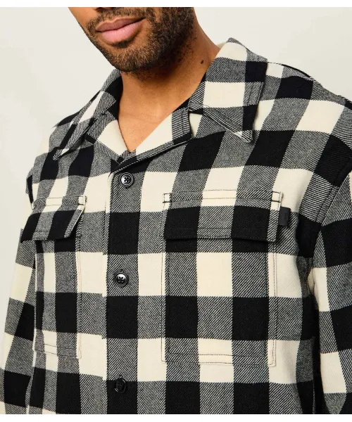 USH875.WV0220 WIDE CAMP COLLAR OVERSHIRT WITH LONG SLEEVES AND PATCH POCKETS AMI PARIS FW26 - IVOIRE/NOIR