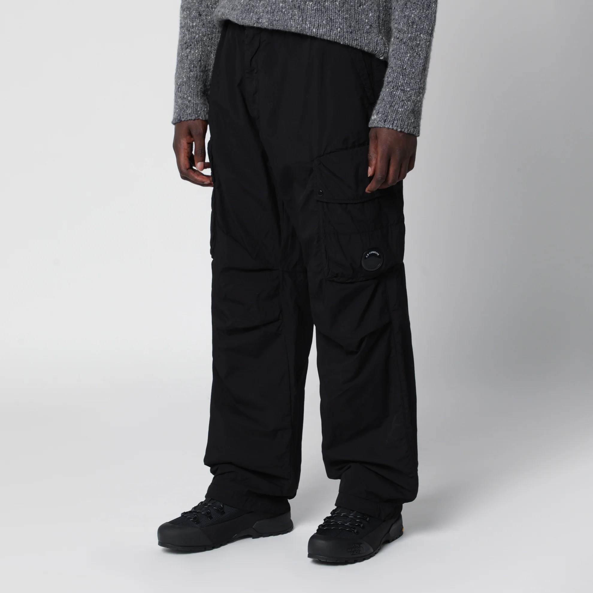 21CMPA238A110435G PANTS-CARGO PANT C.P. COMPANY FW26 - BLACK